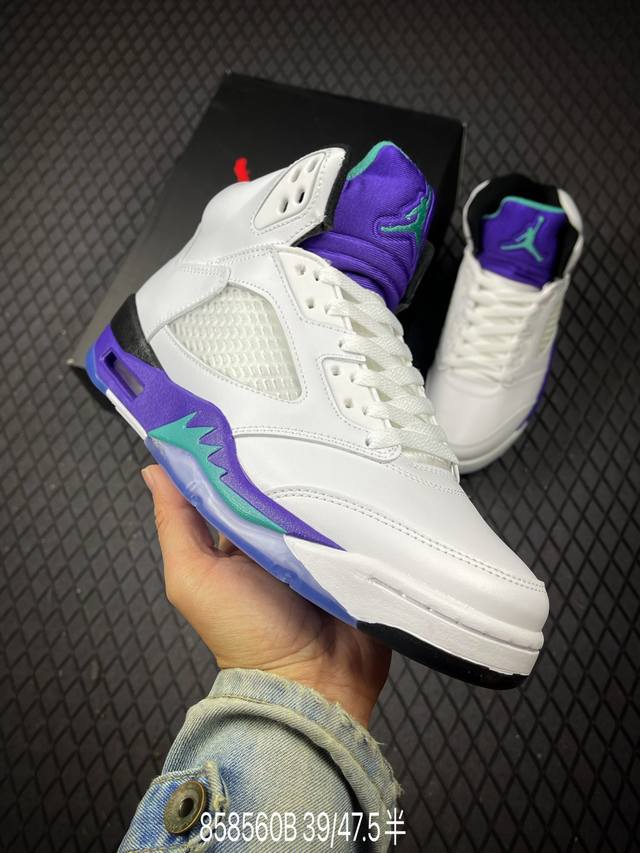 B Air Jordan 5 Retro Grape Aj5 乔5白葡萄 Hq7979-100 #鞋面采用白色皮革面，搭配黑色、清新祖母绿以及标志性的葡萄紫，配