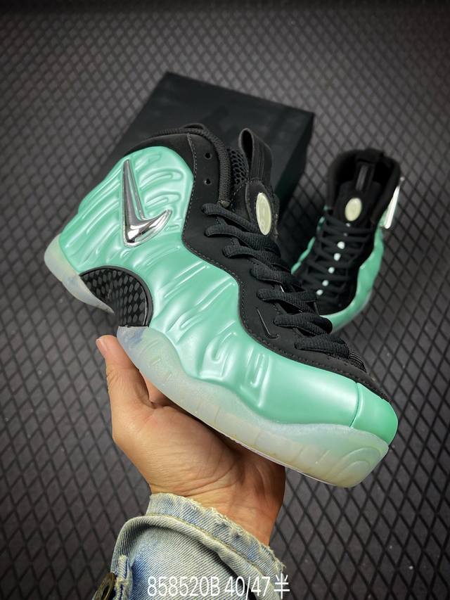 B Nike Air Foamposite One 喷泡 喷泡，是一双内场的后卫战靴，97年1月份首期发行，使用Foamposite一次成型的喷塑鞋面，前掌单Z