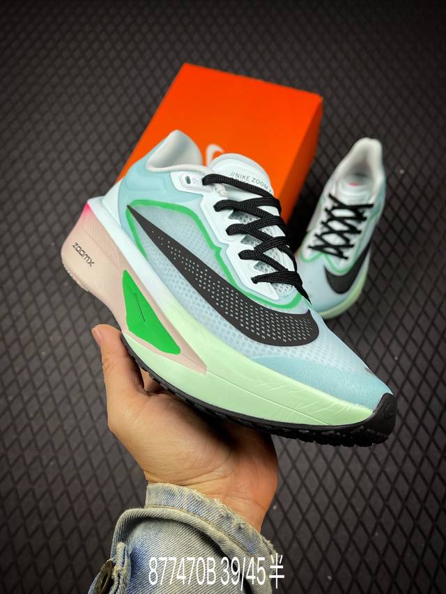 B Nike Zoom Fly 6 耐克超弹轻盈跑步鞋 #鞋款搭载 Flyknit 材料 打造出众弹性 易于穿脱。采用React技术 轻盈耐穿泡绵打造,铸就出众