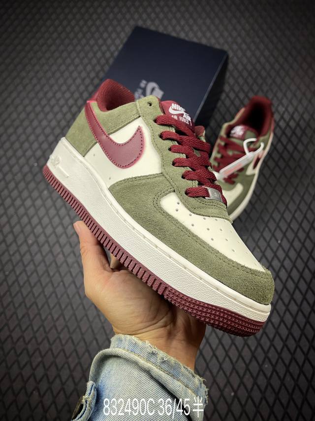 C 耐克Nike Air Force 1’07空军一号低帮百搭休闲运动板鞋。柔软、弹性十足的缓震性能和出色的中底设计，横跨复古与现代的外型结合，造就出风靡全球三