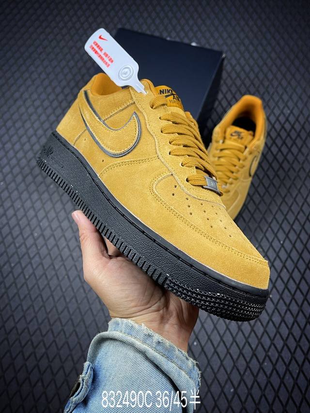 C 耐克Nike Air Force 1’07空军一号低帮百搭休闲运动板鞋。柔软、弹性十足的缓震性能和出色的中底设计，横跨复古与现代的外型结合，造就出风靡全球三