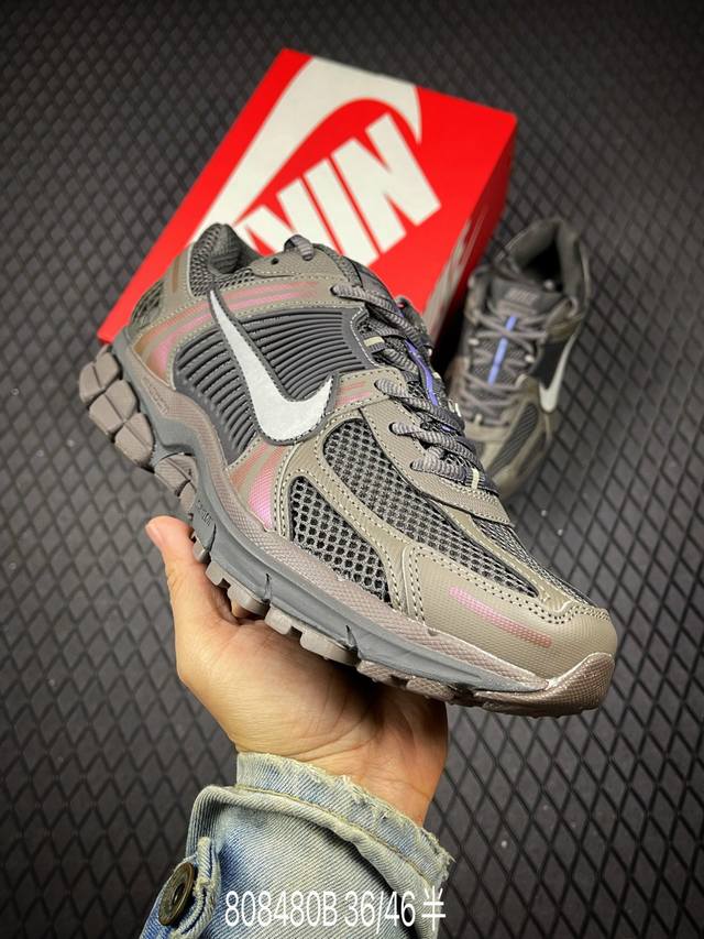 B 公司级耐克Nike Zoom Vomero 5 马拉松复古跑五代休闲运动慢跑鞋 采用环保纤维革饰片组合网眼布鞋面材质 升级正确后跟Tpu加固 耐弯折热塑框架