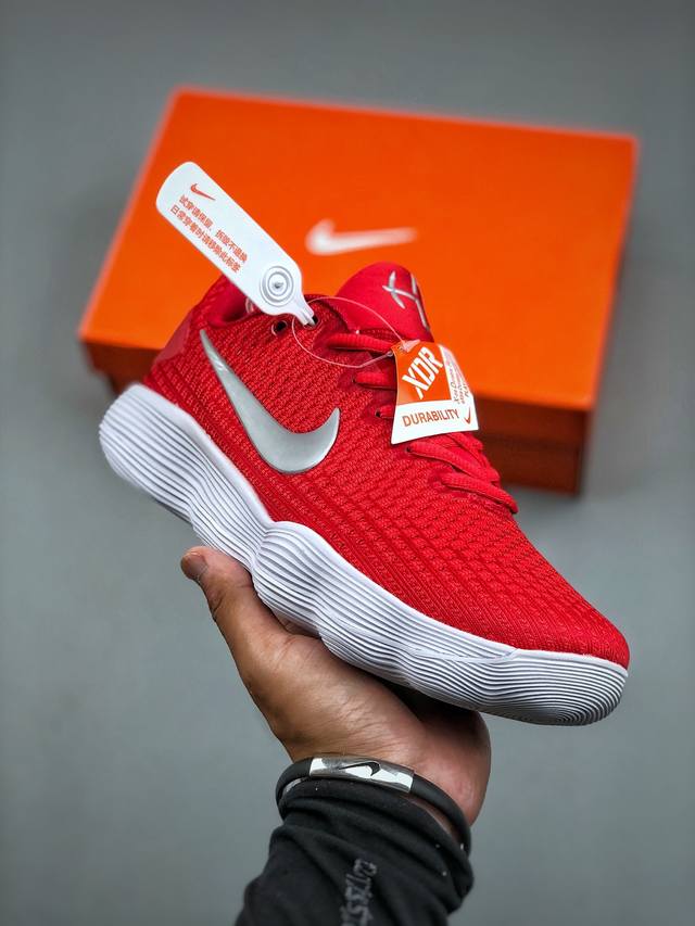 Nike Hyperdunk 2017 篮球鞋 采用了Em工程面料打造，而鞋底全掌React缓震方案，鞋面除了网面设计，穿着感受和实战性能都不错。 货号：897