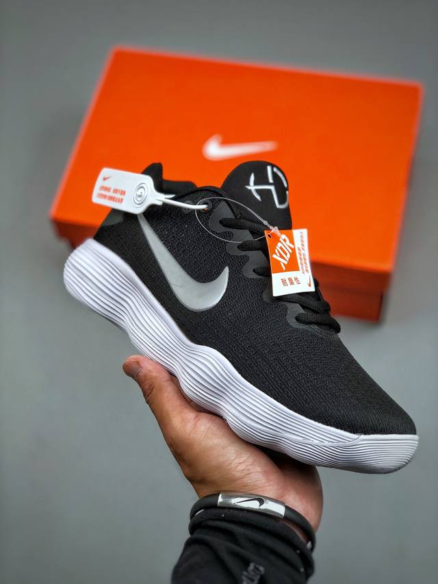 Nike Hyperdunk 2017 篮球鞋 采用了Em工程面料打造，而鞋底全掌React缓震方案，鞋面除了网面设计，穿着感受和实战性能都不错。 货号：897