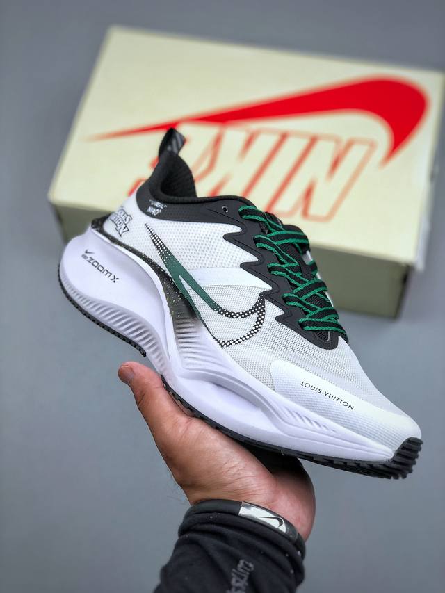 C版 Nike Zoom Plus 黑绿 跑鞋 兼顾迅疾外观和稳固脚感 后跟覆面和中足动态支撑巧妙融合 缔造稳定顺畅的迈步体验 采用密度更高的材料而且去除了前一
