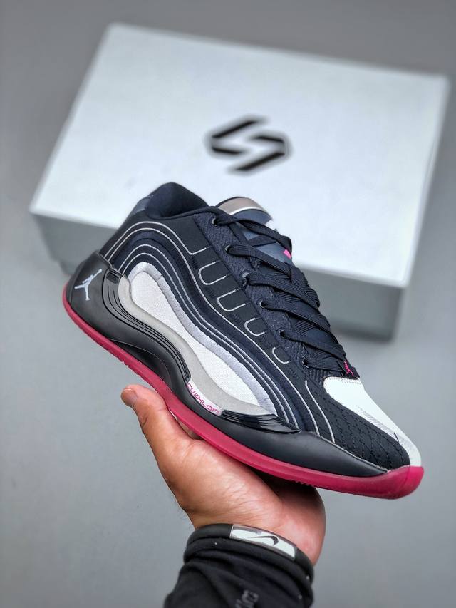 Gjr版 Jordan Luka 4 卢卡东契奇签名实战舒适时尚减震防滑低帮篮球鞋 首先，中底方面，在保持全掌 Cushlon 3.0 的基础上，首次在前掌加入