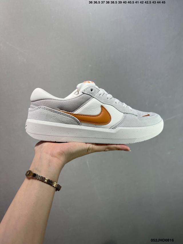 Nike Sb Force 58 百搭单品 是一款将前沿创新带入街头的单品，它具有硫化杯底，具有出色的耐用性和灵活性。使用帆布和绒面革，在饰面上放置通风口，它自