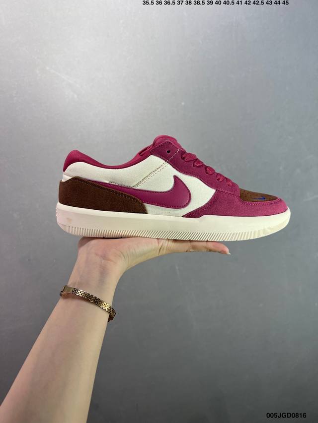 Nike Sb Force 58 百搭单品 是一款将前沿创新带入街头的单品，它具有硫化杯底，具有出色的耐用性和灵活性。使用帆布和绒面革，在饰面上放置通风口，它自