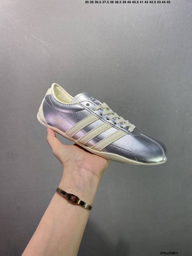 Adidas Tokyo W三叶草休闲防滑耐磨低帮板鞋 鞋头出色设计 塑就出众贴合感 稳固的后跟贴合足部曲线设计 软弹舒适 不易磨脚 橡胶鞋底配合防滑纹路设计