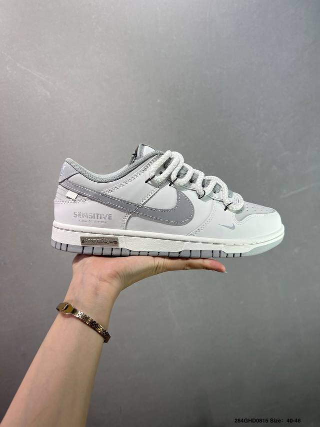 公司级Nike Dunk Low 无冕之王 此款以极简白魂打底，磨砂质感拼接哑光皮革，视觉层次如双押韵脚，灰色Swoosh划破旋律爆点，不张扬，却藏不住高级感。