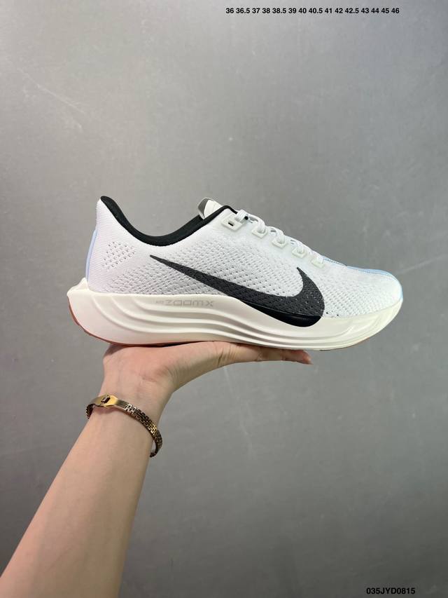 公司级Nk Zoom Pegasus Plus 超级飞马涡轮增压马拉松慢跑鞋 Fq7262 在设计上延续了原版鞋款的经典风格，向 Pegasus Turbo 致