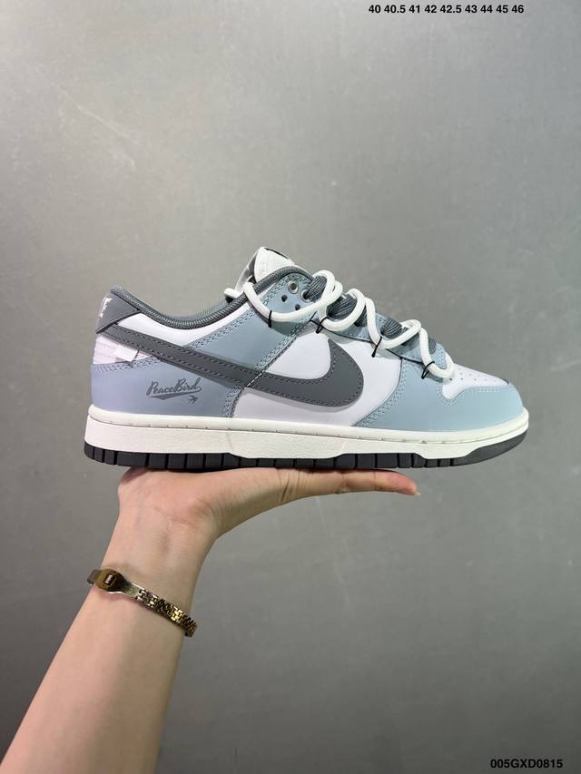 公司级Nike Dunk Low 夜幕 雾霾蓝 此款鞋身以冷调白与雾霾蓝色的极简碰撞，模拟 午夜天光 的渐变层次，深灰Swoosh撕裂极简鞋面，划破沉闷，形成视