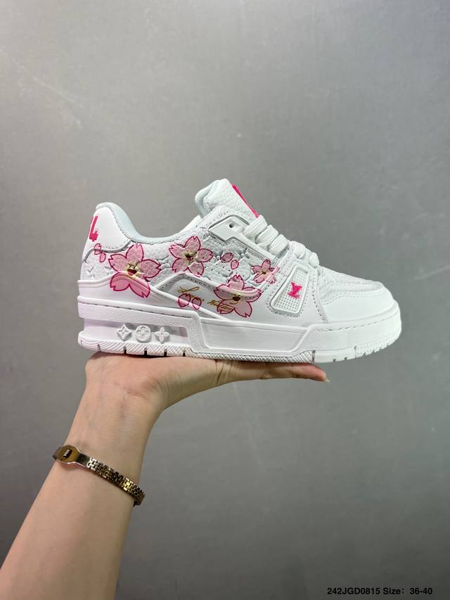 路易威登 Louis Vuitton Lv路易威登板鞋 新款 Lv Trainer最新配色运动鞋 L家 篮球鞋风格运动鞋 该鞋由艺术总监 Virgil Ablo