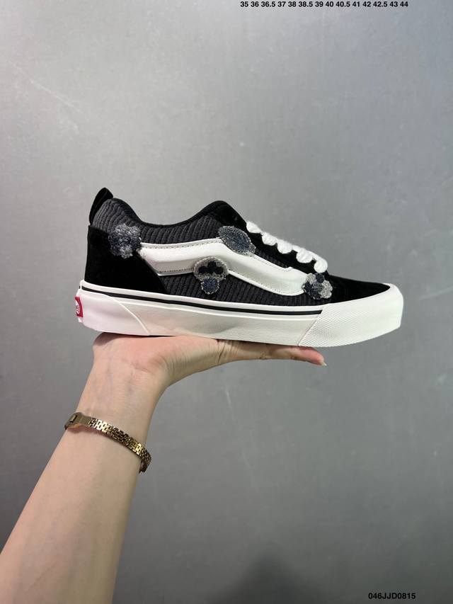 Vans Classics Knu Skool 苏格兰格纹拼接 厚鞋舌面包鞋 Vans联名超火的土豆鞋，复古经典，鞋头放大、包边上移加厚、鞋舌加厚。Vans C