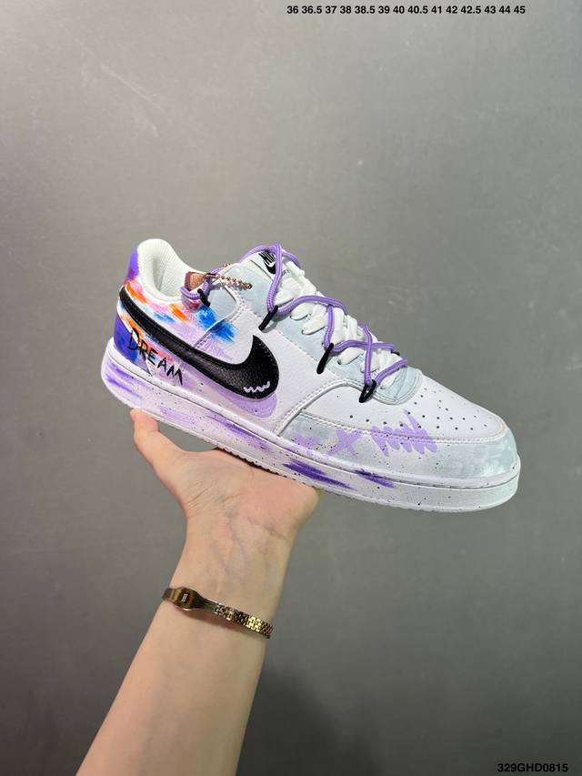 公司级Nike Court Vision 1 Low“幻影十字架” 手绘涂鸦定制板鞋 幻影十字架常作为一种印花图案出现，具有独特的视觉效果。将幻影十字架与梵文、