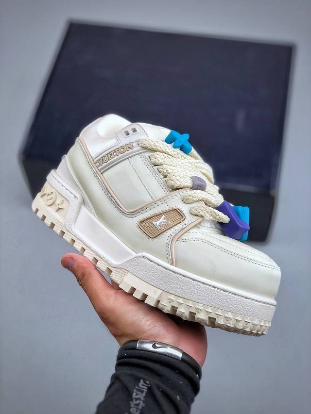 全新Lv Trainer Maxi 胖丁系列 原版完美楦型 重点是内里采用了高端记忆棉，穿久不变形，且增加脚感舒适度。完全区别与市面版本。 质感媲美原版 密集度