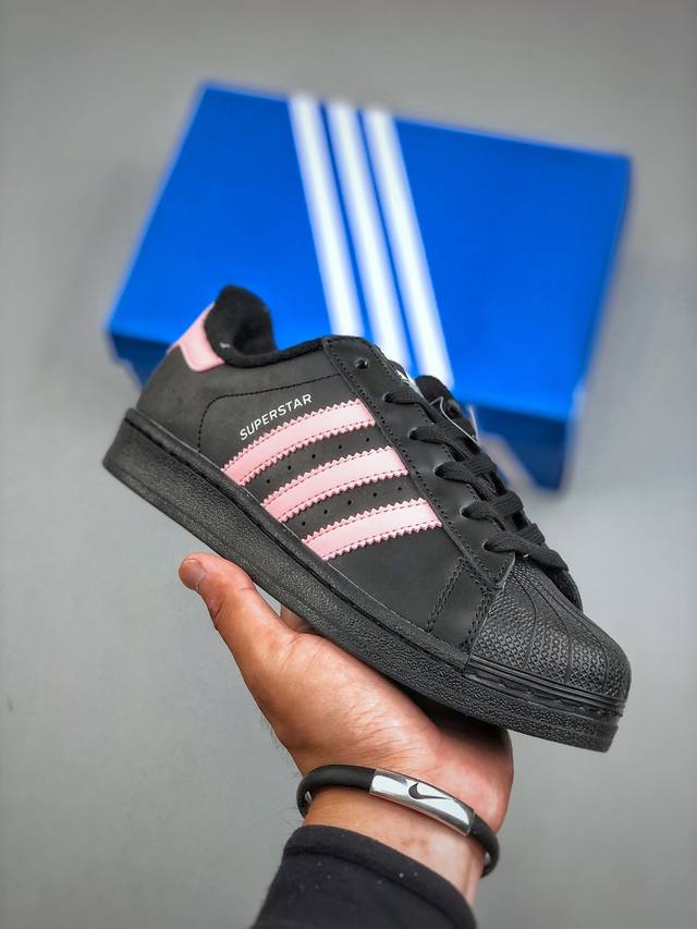 Ad Originals Superstar 贝壳头 采用全新头层拼接皮革材质 诠释市场最高工艺水平全鞋进口头层皮料打造。区别市面普通真标版本，进出专柜无压力货
