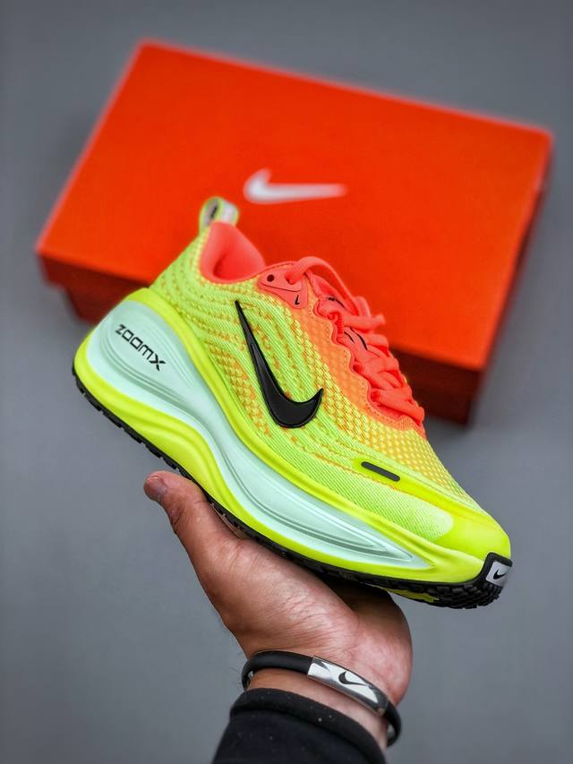 Nike Vomero Plus 耐克 舒适减震防滑 低帮跑步鞋Hv8 800尺码：36-45 半