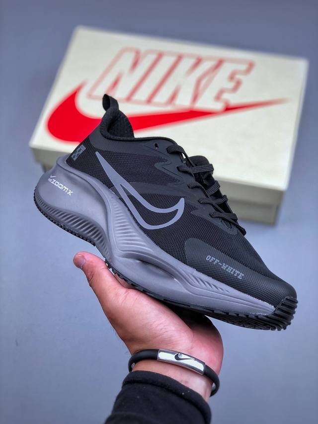C版 Nike Zoom Plus 跑鞋 兼顾迅疾外观和稳固脚感 后跟覆面和中足动态支撑巧妙融合 缔造稳定顺畅的迈步体验 采用密度更高的材料而且去除了前一代中操