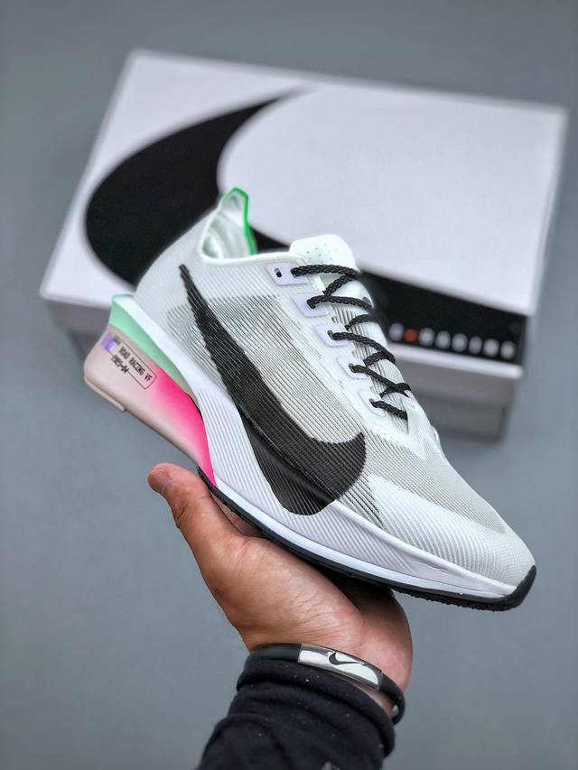 Nike Zoomx Vaporfly Next% 4耐克 轻量化 网面透气运动鞋这款新一代最强跑鞋在鞋面和鞋底都进行了全方位升级鞋面使用了全新 Vaporwe