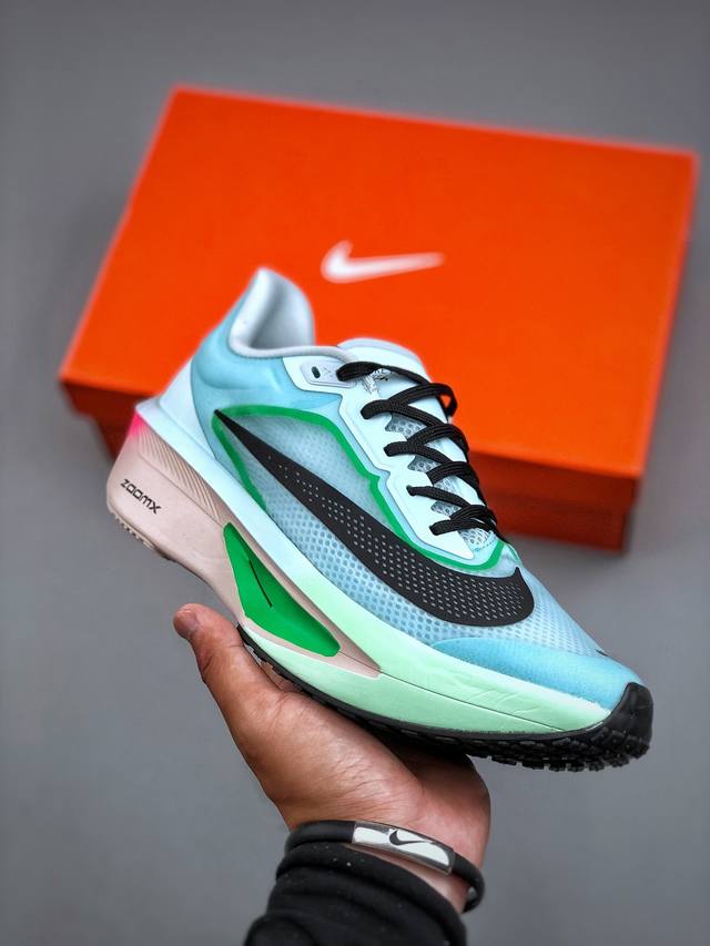 Nike Zoom Fly 6 耐克超弹轻盈跑步鞋 #鞋款搭载 Flyknit 材料 打造出众弹性 易于穿脱。采用React技术 轻盈耐穿泡绵打造,铸就出众回弹