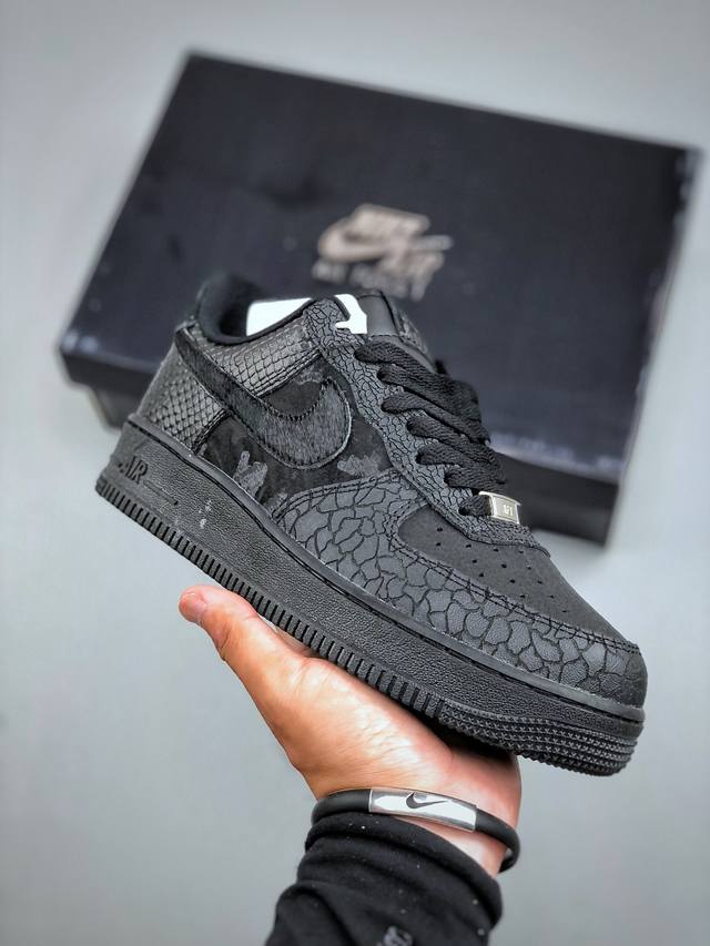 耐克Nike Air Force 7空军一号低帮百搭休闲运动板鞋。柔软、弹性十足的缓震性能和出色的中底设计，横跨复古与现代的外型结合，造就出风靡全球三十多年的F