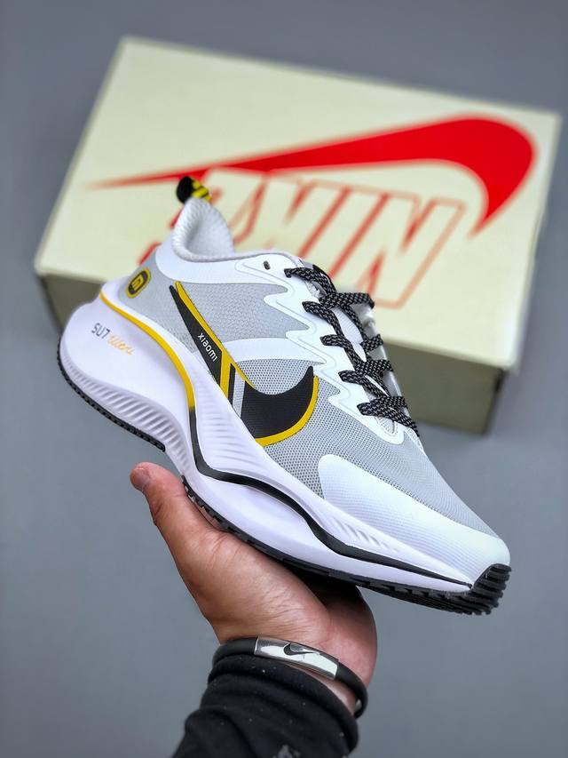 C版 Nike Zoom Plus 小米Su7 跑鞋 兼顾迅疾外观和稳固脚感 后跟覆面和中足动态支撑巧妙融合 缔造稳定顺畅的迈步体验 采用密度更高的材料而且去除