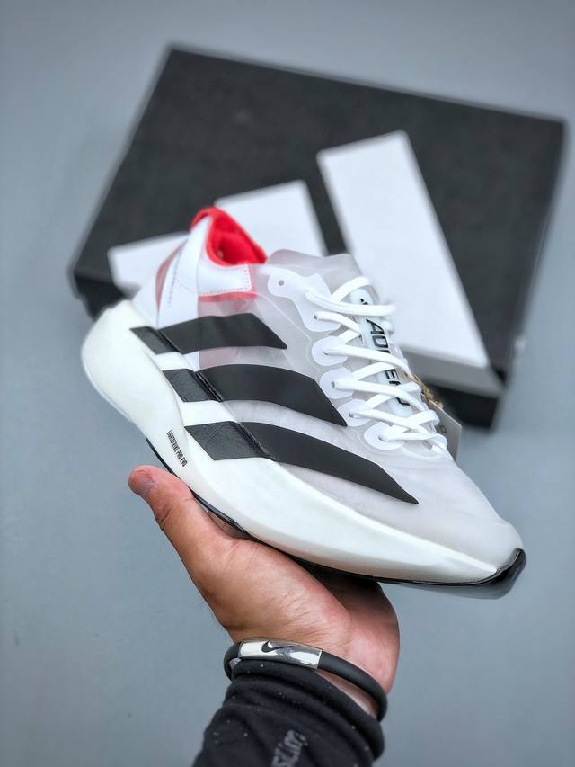 Ad Adizero Pro Evo 1 轻盈跑鞋冲向目标，一路向前，不断挑战和突破自我无论是平时训练还是马拉松，让这款Adidas跑步鞋伴你畅快开跑兼具舒适性