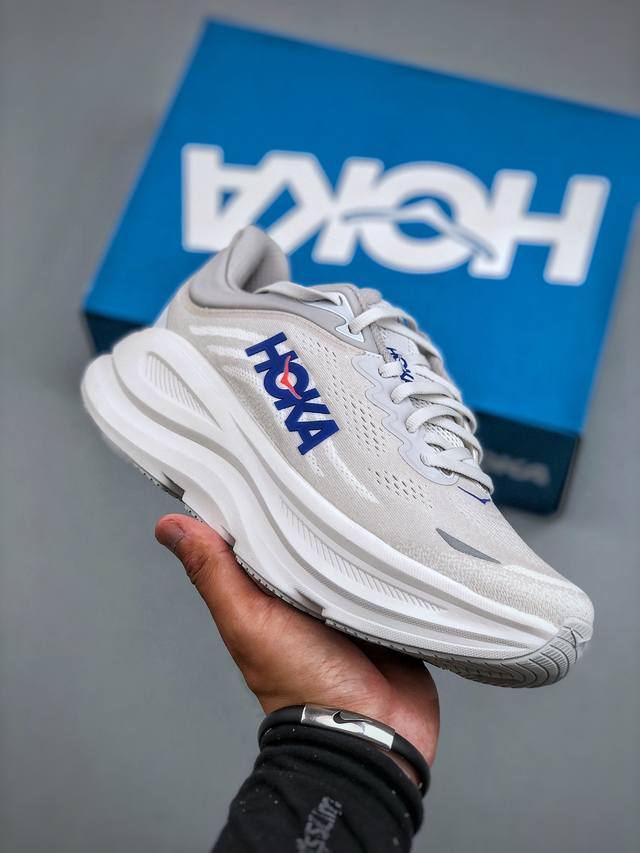 Hoka M Bondi 9 轻盈跑鞋这个品牌来自于新西兰的毛利语，Hoka表示大地，One One表示飞越，连起来就是飞越地平线，One One不是读作“万万