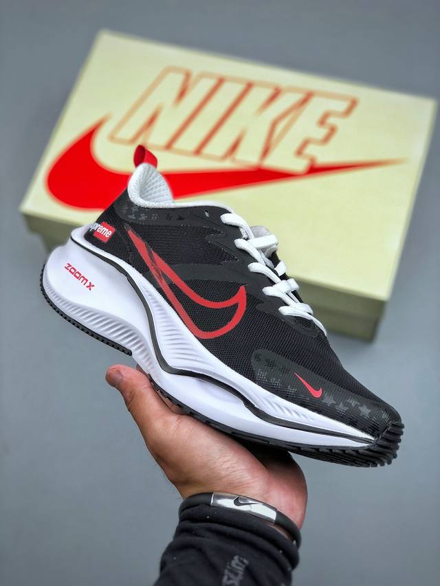 C版 Nike Zoom Plus 黑红跑鞋 兼顾迅疾外观和稳固脚感 后跟覆面和中足动态支撑巧妙融合 缔造稳定顺畅的迈步体验 采用密度更高的材料而且去除了前一代