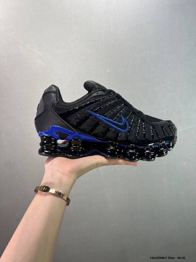 Nike Shox Tl 系列 最令人瞩目的便是它那标志性的气柱底设计！这可是Nike家专利的科技，通过分布在鞋底的多个气柱，有效吸收跑步时的冲击力，提供更佳的