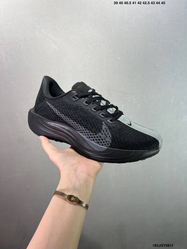 升级原楦原纸版数据开发 采用弹性 Flyknit 飞织鞋面材质 内里嵌入定型海绵 全掌型 Zoomx 泡绵中底 外置防滑耐磨橡胶底片竞训神鞋飞马Plus回归,耐