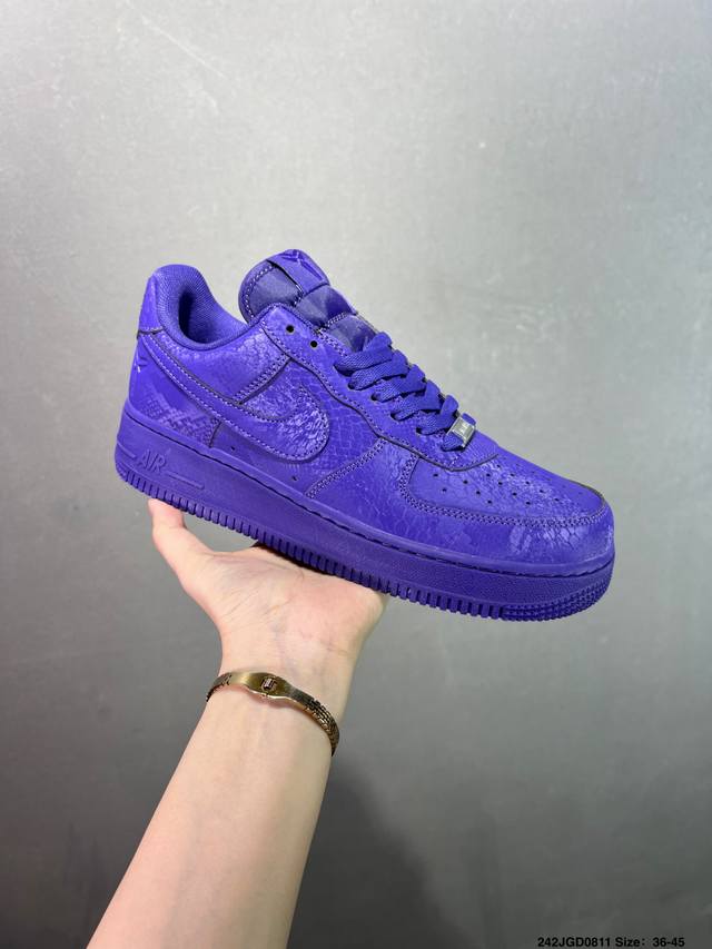 耐克Nike Air Force 7空军一号低帮百搭休闲运动板鞋。柔软、弹性十足的缓震性能和出色的中底设计，横跨复古与现代的外型结合，造就出风靡全球三十多年的F