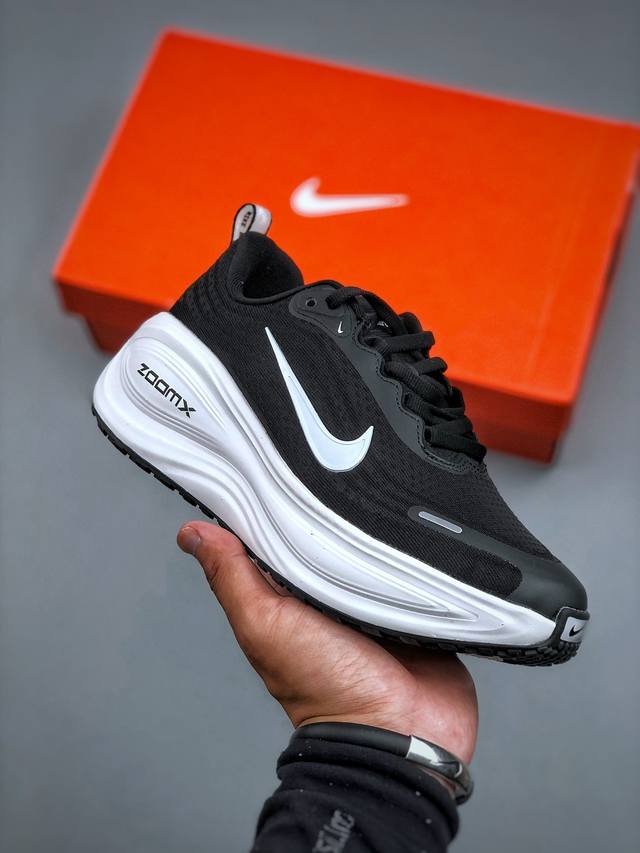 Nike Vomero Plus 耐克 舒适减震防滑 低帮跑步鞋Hv8 002尺码：36-45 半