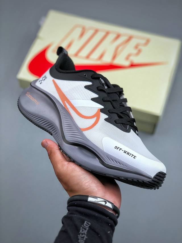 C版 Nike Zoom Plus 白灰跑鞋 兼顾迅疾外观和稳固脚感 后跟覆面和中足动态支撑巧妙融合 缔造稳定顺畅的迈步体验 采用密度更高的材料而且去除了前一代