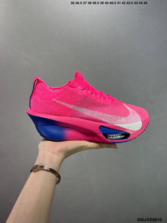 公司级新品发布 Nike Air Zoom Alphafly Next% 整体采用前作的设计语言，并且对后者的细节进行升级，马拉松和长距离路跑的性能极限设计而生