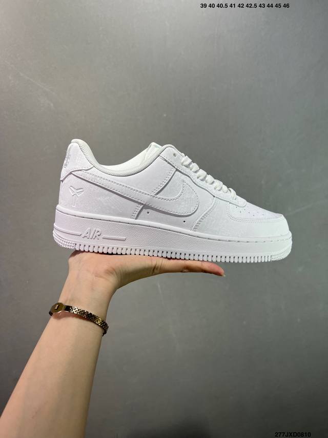 公司级Nike Air Force 1 Low Kobe Forever White 白色 鞋身带有与科比相关的细节设计，比如在鞋舌、鞋后跟等位置，印有科比的背