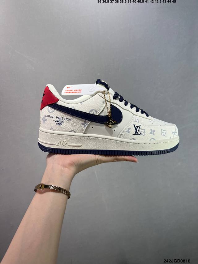 真标耐克Nike Air Force 7空军一号低帮百搭休闲运动板鞋。柔软、弹性十足的缓震性能和出色的中底设计，横跨复古与现代的外型结合，造就出风靡全球三十多年