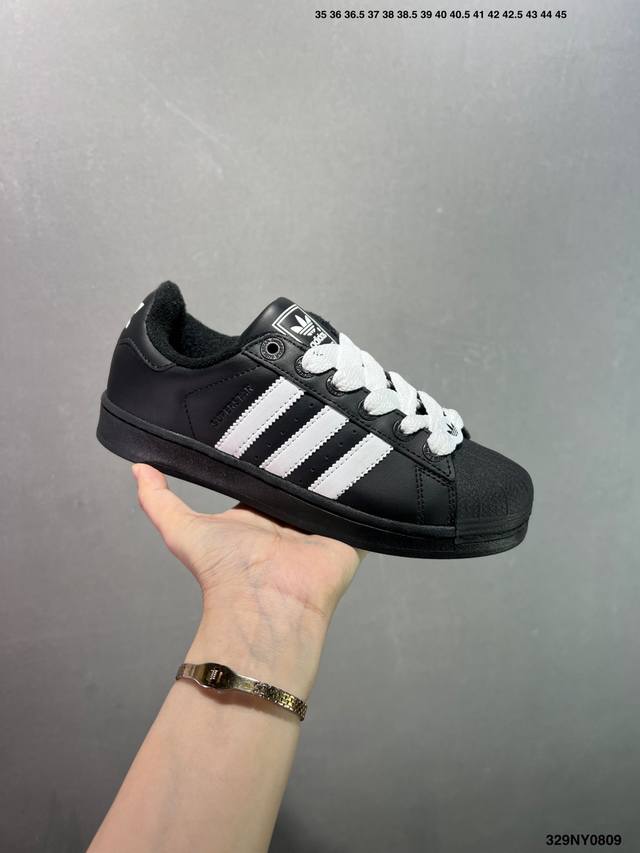 Ad Originals Superstar 经典复古贝壳头板鞋 Ji0126 诞生于1969年 是第一双将全皮面鞋 身与橡胶鞋头结合在一起的低帮篮球鞋 Sup