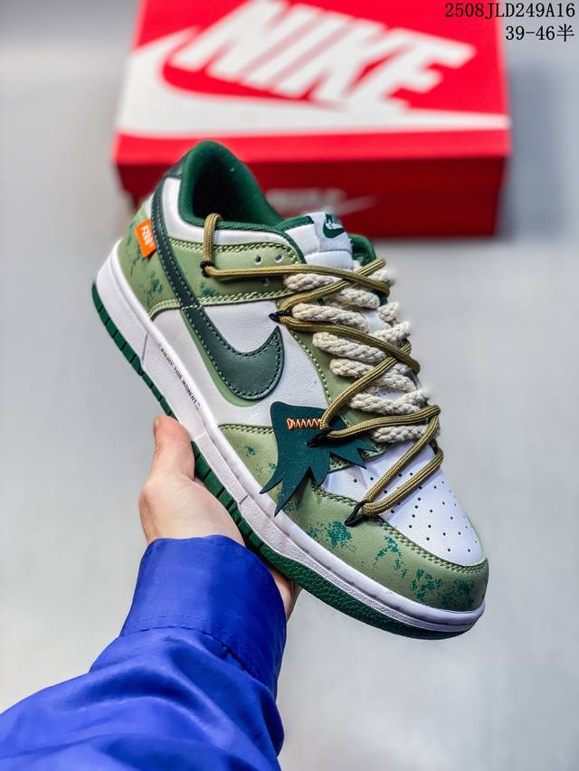 公司级Nike Dunk Sb Low 全新配色 定制Dunk Sb顾名思义，具有经典的Dunk血缘，又注入了更多的时尚元素。相较于普通的Dunk滑板鞋，改良版