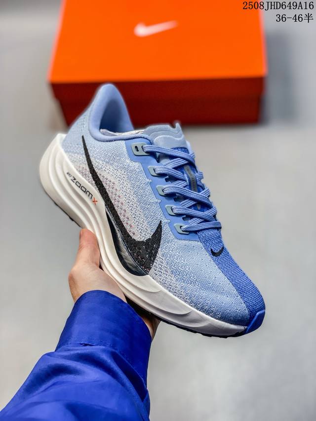 Nike 耐克 男女鞋真标半码制，升级原楦原纸版数据开发，采用弹性 Flyknit 飞织鞋面材质，内里嵌入定型海绵，全掌型 Zoomx 泡绵中底，外置防滑耐磨橡