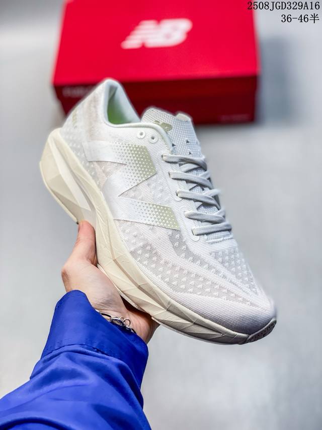 真标带半码 新百伦 Nb New Balance Fuelcell 轻量跑鞋 超轻量化低帮休闲运动慢跑鞋 #原楦原纸版开发版型 采用超轻透气3D针织网眼材料结构