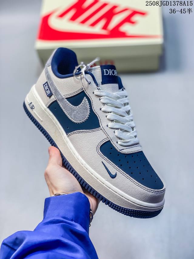 Dior X Nike Air Force 1 Low 迪奥 X 耐克 空军一号 低帮 联名蓝白灰 休闲运动板鞋 鞋身整体采用蓝色皮革搭配米白色皮革框架覆盖层，