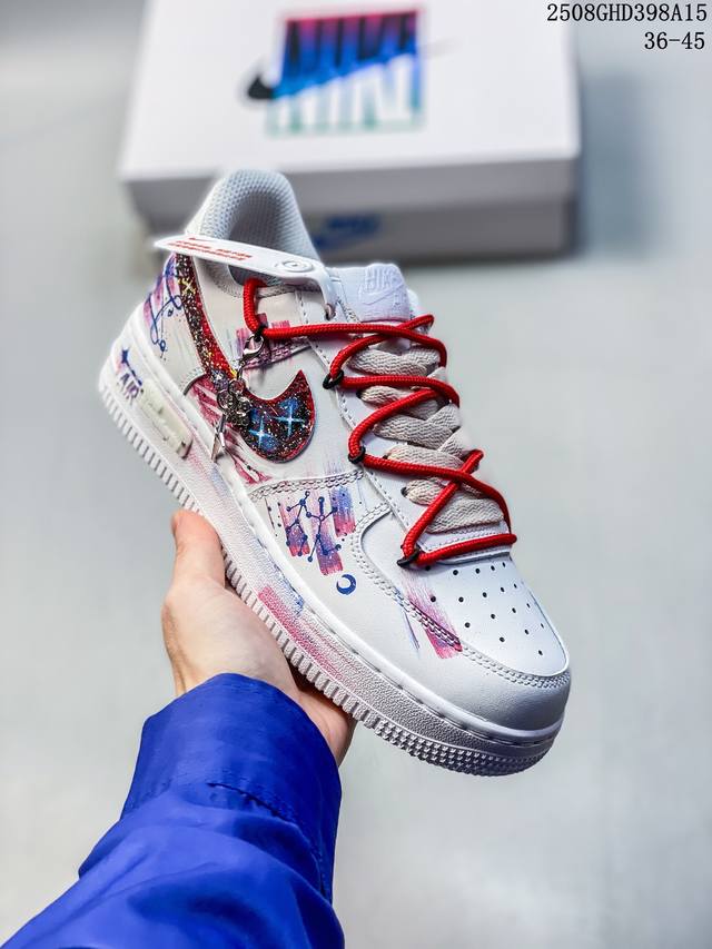公司级Nike Court Vision 1 Low“幻影十字架” 手绘涂鸦定制板鞋 幻影十字架常作为一种印花图案出现，具有独特的视觉效果。将幻影十字架与梵文、