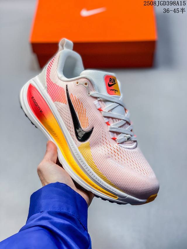 公司级 耐克 Nike Vomero 18 厚底增高老爹运动跑步鞋。全新 Vomero 提供比以往更多的緩衝效能以及該系列有史以來最高的鞋底高度，結合 Nike