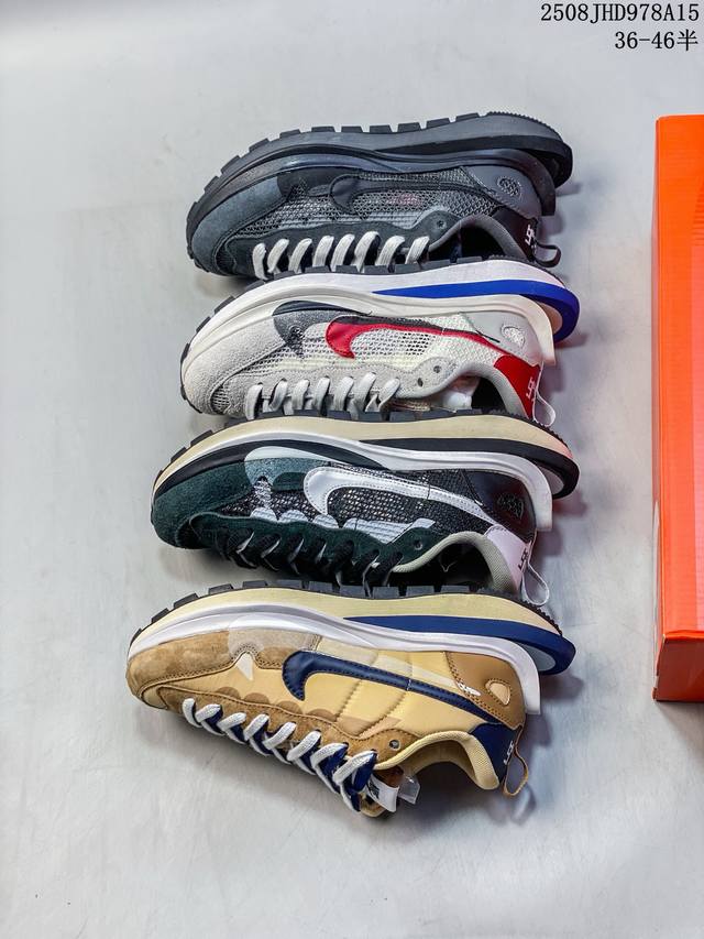 耐克Sacai X Nike Regasus Vaporrly Sp 华夫双勾三代3.0走秀 鞋身材质由翻毛皮和透气网布共同打造。熟悉的解构手法、重叠Swoos