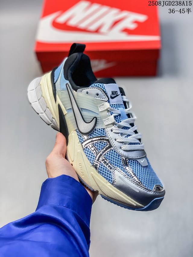 真标耐克Nike V2K Run跑步鞋复古风潮 网面透气运动鞋 灰银紧致的鞋面材质提供良好的包裹性鞋侧 Swoosh以及鞋头部分搭配增添不少亮点的镀铬细节鞋垫上