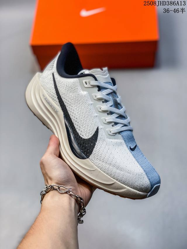 Nike 耐克 男女鞋真标半码制，升级原楦原纸版数据开发，采用弹性 Flyknit 飞织鞋面材质，内里嵌入定型海绵，全掌型 Zoomx 泡绵中底，外置防滑耐磨橡