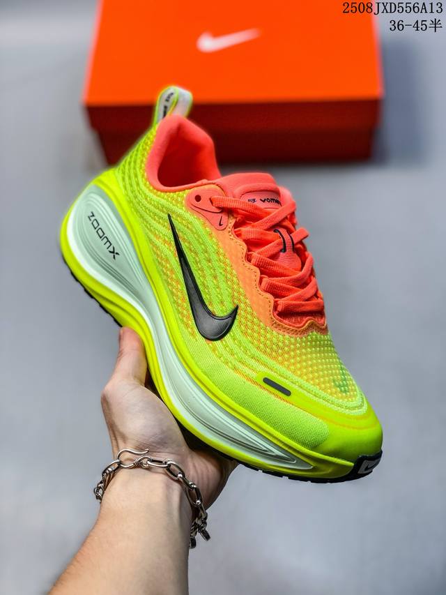 Nike耐克 佛莫罗18代系列 升级原楦原数据开发纸版，采用科技织法轻盈织物合成鞋面材质，足底搭载 Zoomx 缓震配置，Cushlon 3.0混合泡棉中底缓震