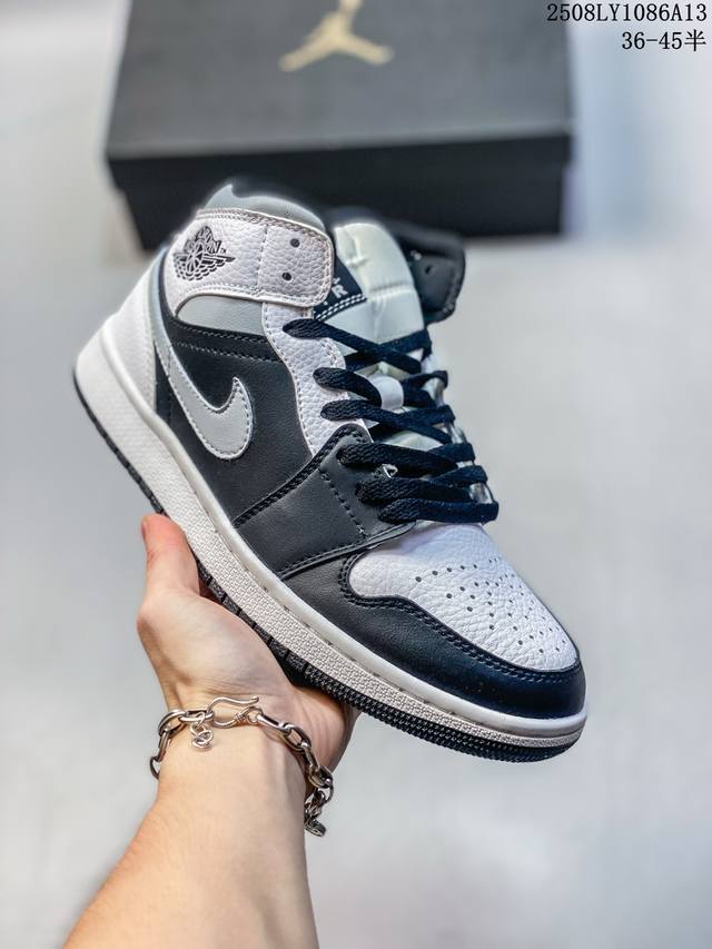 开春福利套现特价头层皮拼接 Air Jordan 1 Mid “Bred Toe” Aj1 中帮 这款中帮脚趾融合了两大超经典配色，Bred 黑红和 Black